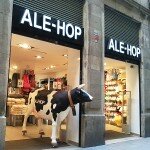 Une vache dans un magasin