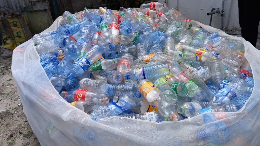 découvrez l'importance du recyclage des bouteilles en plastique pour protéger l'environnement et réduire la pollution. apprenez comment recycler efficacement vos bouteilles en plastique.