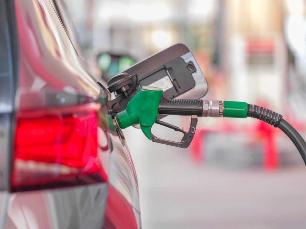 découvrez comment l'éthanol est utilisé dans les voitures à essence, ses avantages, impacts environnementaux et conseils d'entretien pour votre véhicule.